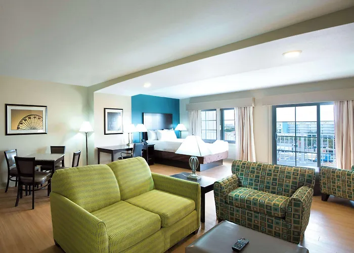 Hotel La Quinta By Wyndham Ocean 3*